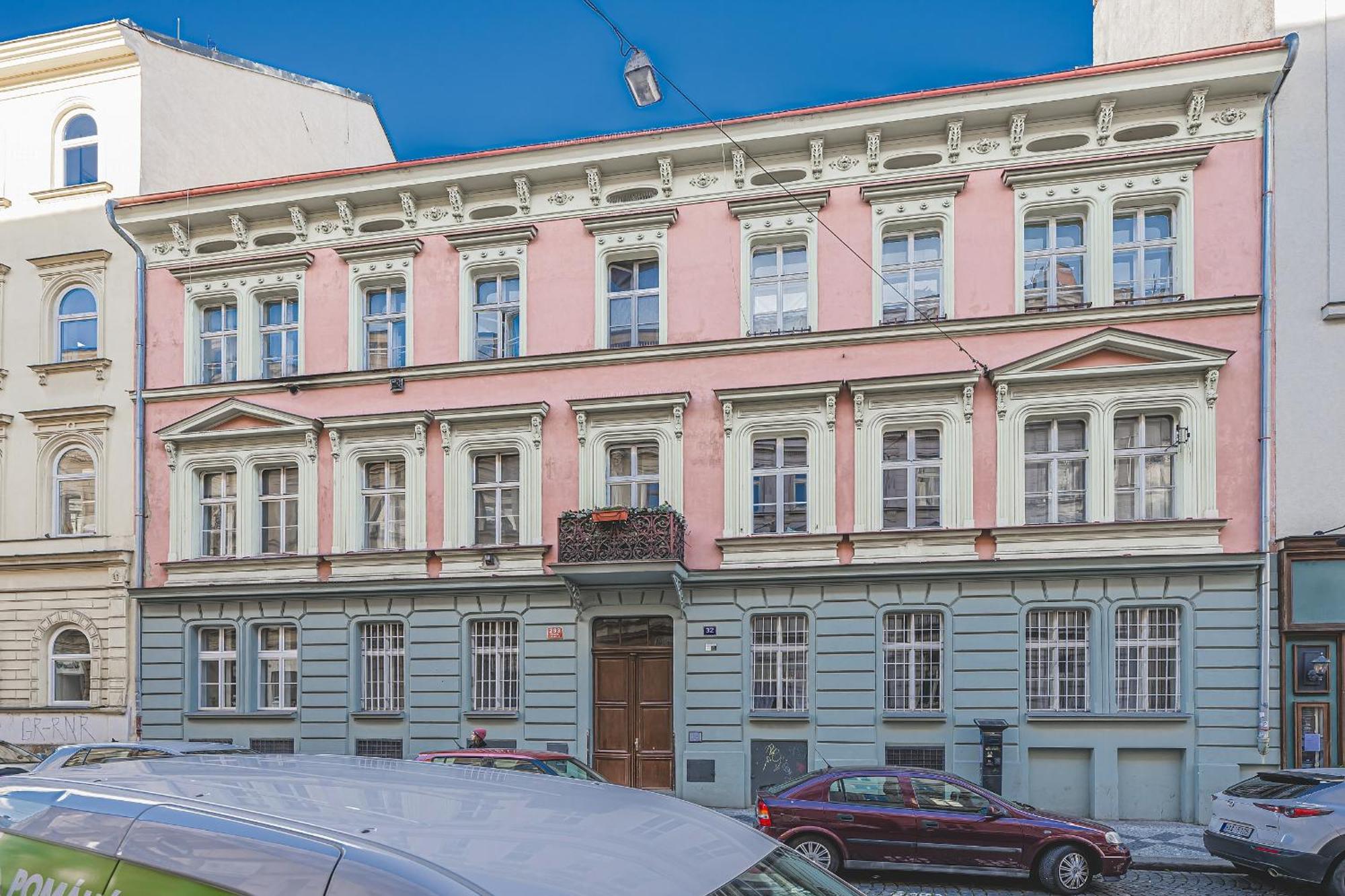 Flat Near Castle Stylish & Prime Location 3